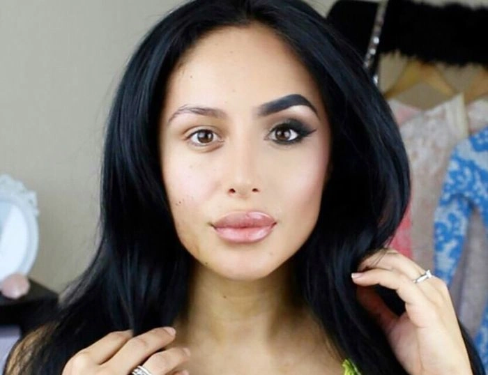 Флешмоб з напівнакрашеними жіночими обличчями набирає оберти (28 фото)