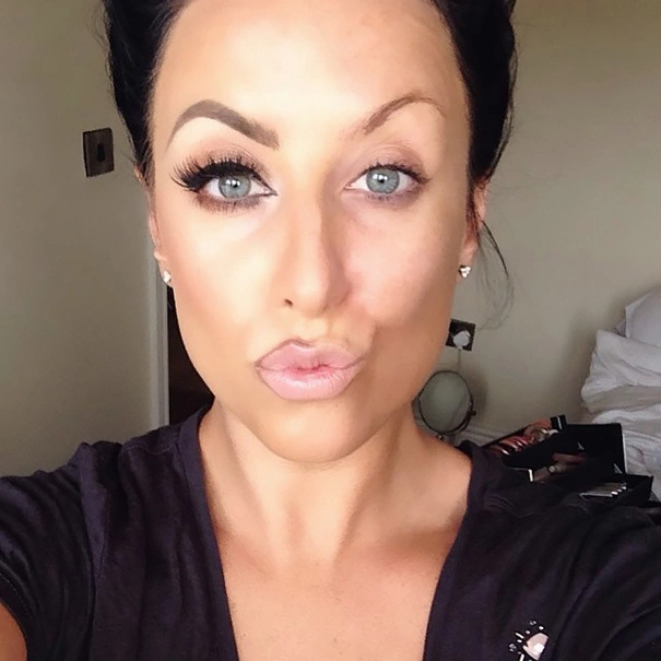 Флешмоб з напівнакрашеними жіночими обличчями набирає оберти (28 фото) – фото 9