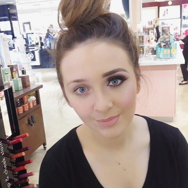 Флешмоб з напівнакрашеними жіночими обличчями набирає оберти (28 фото) – фото 16