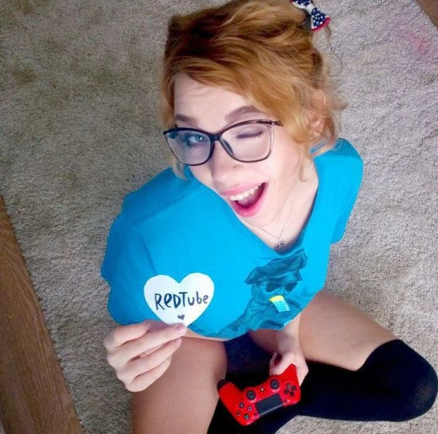 21-річна росіянка поєднує роботу програміста з кар'єрою початківця порноактриси (15 фото) – фото 4