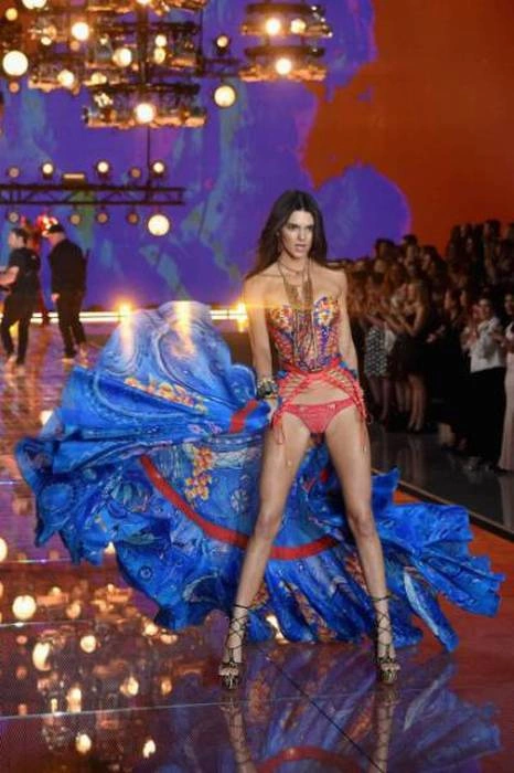 Фотозвіт з модного показу Victoria’s Secret Fashion Show 2015 (61 фото) – фото 9