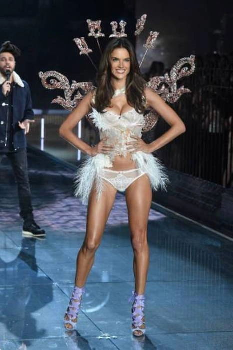 Фотозвіт з модного показу Victoria’s Secret Fashion Show 2015 (61 фото) – фото 16