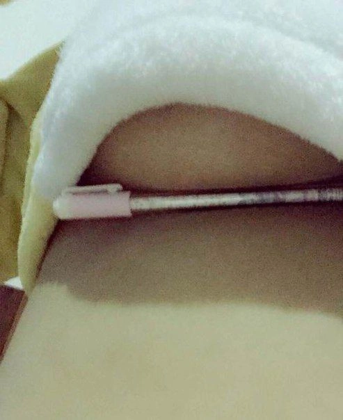 Китаянки почали викладати в соцмережі фотографії своєї грудей з об'єктами, затиснутими під ними (15 фото)