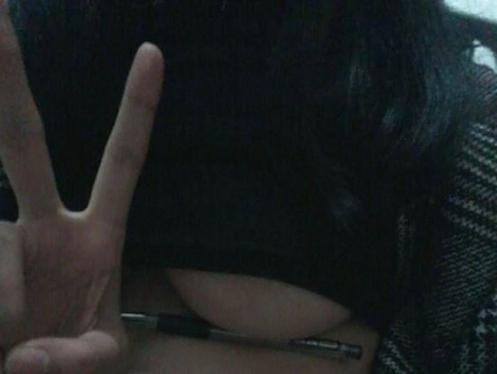 Китаянки почали викладати в соцмережі фотографії своєї грудей з об'єктами, затиснутими під ними (15 фото) – фото 2