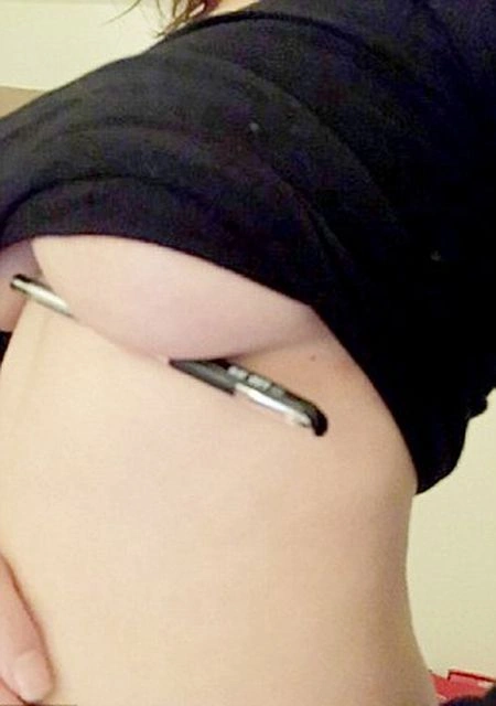 Китаянки почали викладати в соцмережі фотографії своєї грудей з об'єктами, затиснутими під ними (15 фото) – фото 6