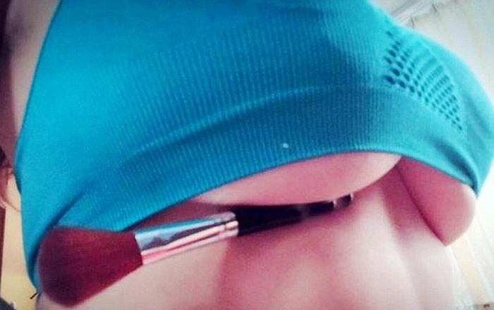 Китаянки почали викладати в соцмережі фотографії своєї грудей з об'єктами, затиснутими під ними (15 фото) – фото 8