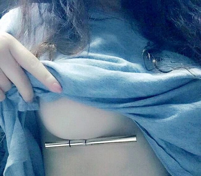 Китаянки почали викладати в соцмережі фотографії своєї грудей з об'єктами, затиснутими під ними (15 фото) – фото 10