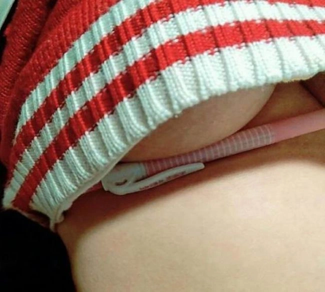 Китаянки почали викладати в соцмережі фотографії своєї грудей з об'єктами, затиснутими під ними (15 фото) – фото 13