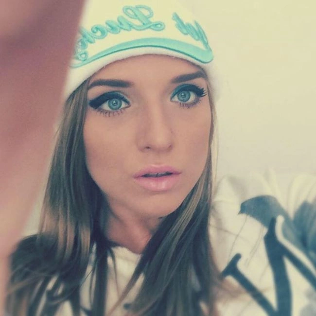 Батьки челябінської порноактриси Владислави Затягалової (Sofi Goldfinger) побили її, дізнавшись, в яких фільмах вона знімається (14 фото) – фото 12