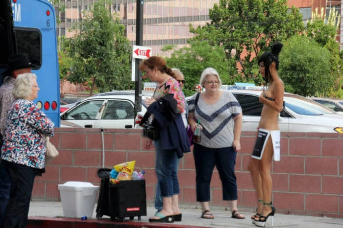 Бай Лин у відвертому вбранні на вулицях Лос-Анджелеса (19 фото) – фото 15