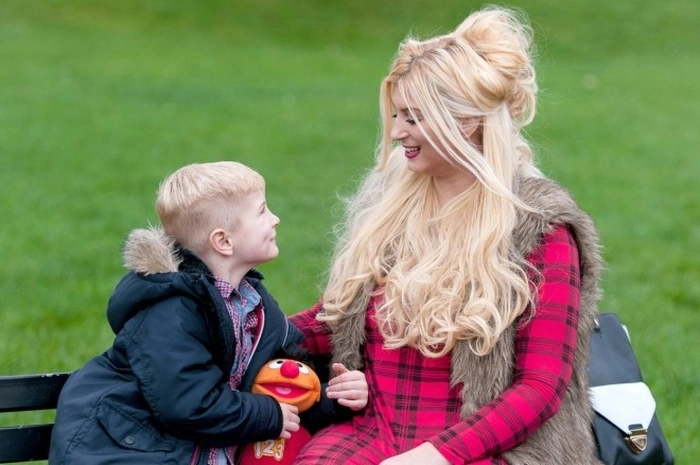 У Великобританії молода мати знялася в порно, щоб подарувати дитині подарунок на Різдво (10 фото) – фото 2