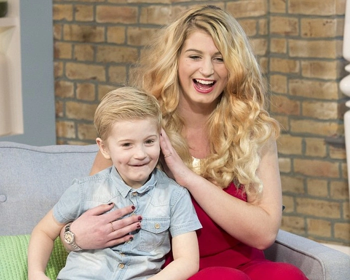 У Великобританії молода мати знялася в порно, щоб подарувати дитині подарунок на Різдво (10 фото) – фото 4