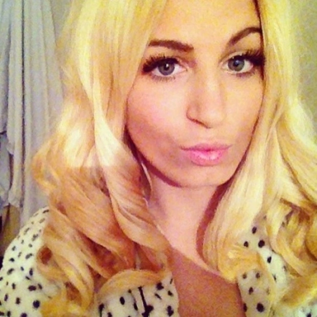 У Великобританії молода мати знялася в порно, щоб подарувати дитині подарунок на Різдво (10 фото) – фото 5