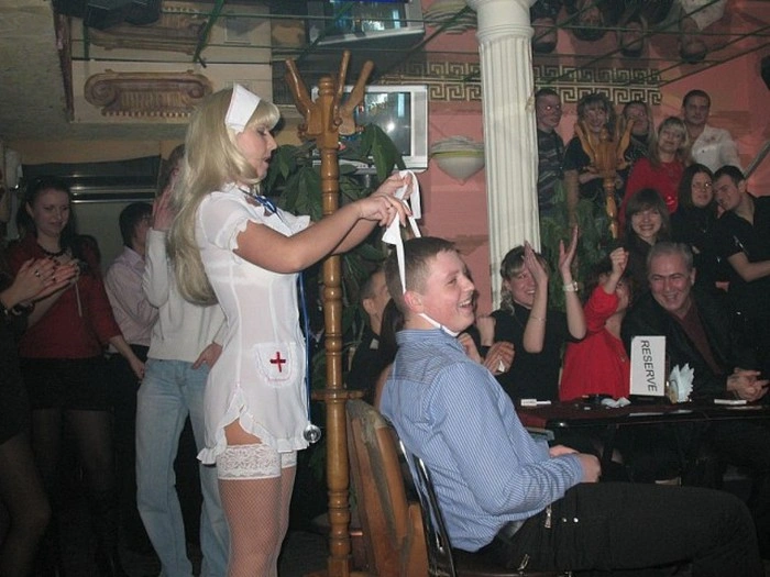 Стриптиз на родинному святі (7 фото) – фото 7