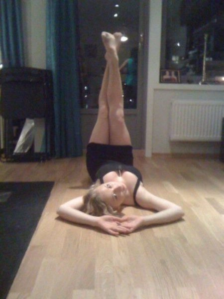 Дівчата з відмінними формами в облягаючих платтях (54 фото) – фото 11