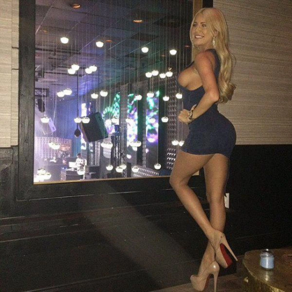 Дівчата з відмінними формами в облягаючих платтях (54 фото) – фото 45