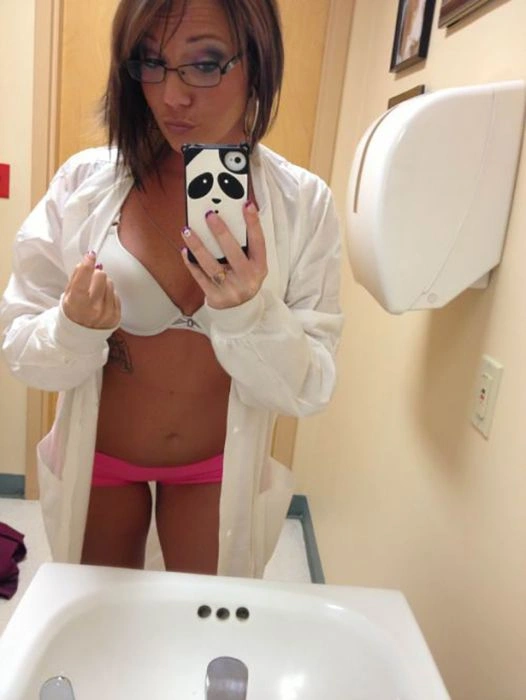 Гарні дівчата фотографують себе на робочому місці. Частина 2 (34 фото) – фото 2