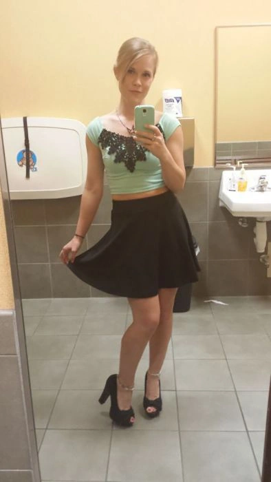 Гарні дівчата фотографують себе на робочому місці. Частина 2 (34 фото) – фото 4