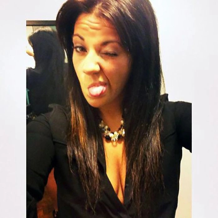 Гарні дівчата фотографують себе на робочому місці. Частина 2 (34 фото) – фото 7