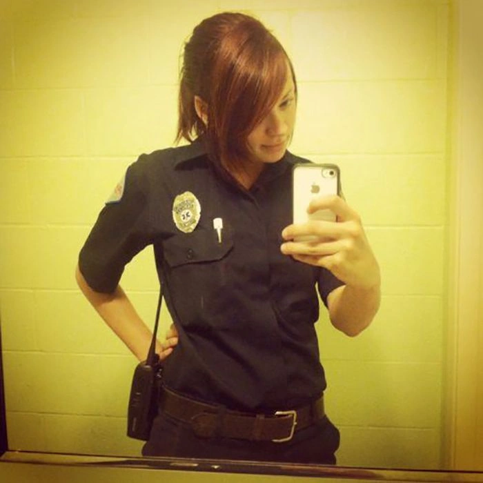 Гарні дівчата фотографують себе на робочому місці. Частина 2 (34 фото) – фото 16