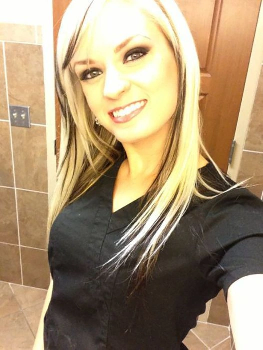 Гарні дівчата фотографують себе на робочому місці. Частина 2 (34 фото) – фото 18