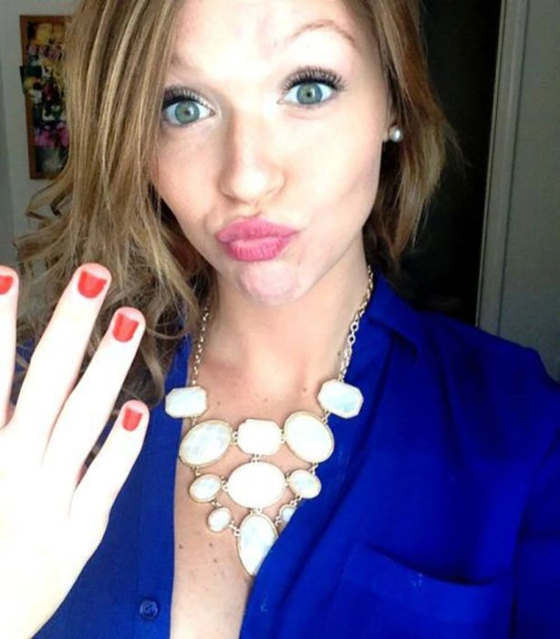 Гарні дівчата фотографують себе на робочому місці. Частина 2 (34 фото) – фото 20