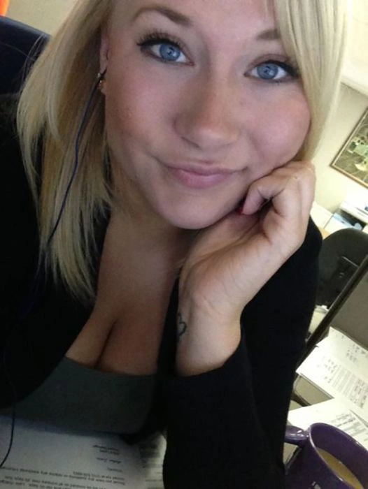 Гарні дівчата фотографують себе на робочому місці. Частина 2 (34 фото) – фото 21