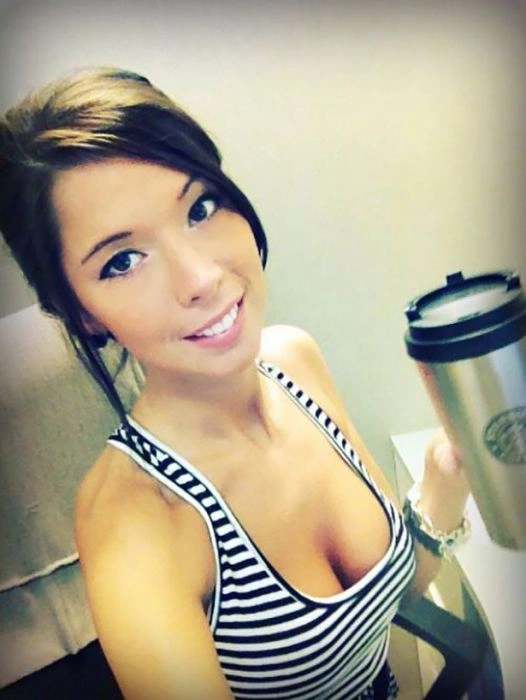 Гарні дівчата фотографують себе на робочому місці. Частина 2 (34 фото) – фото 22