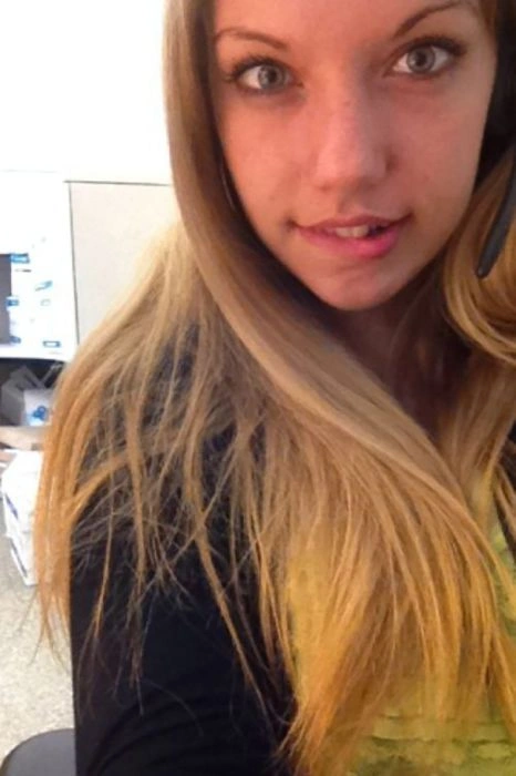 Гарні дівчата фотографують себе на робочому місці. Частина 2 (34 фото) – фото 23