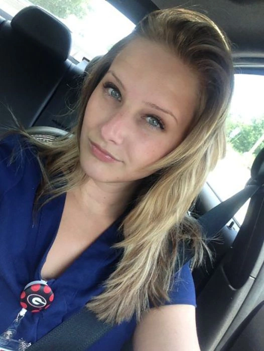 Гарні дівчата фотографують себе на робочому місці. Частина 2 (34 фото) – фото 24