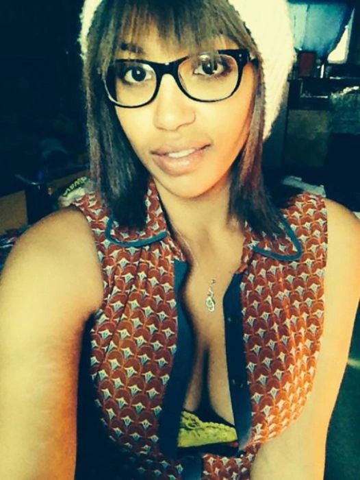 Гарні дівчата фотографують себе на робочому місці. Частина 2 (34 фото) – фото 30