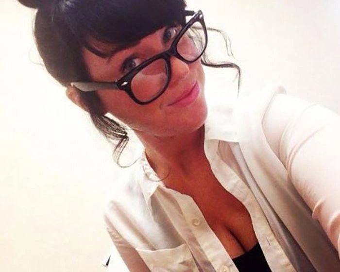 Гарні дівчата фотографують себе на робочому місці. Частина 2 (34 фото) – фото 32