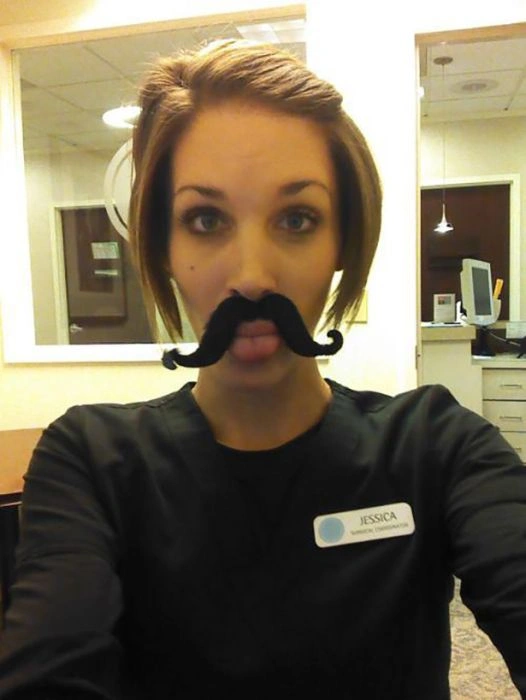 Гарні дівчата фотографують себе на робочому місці. Частина 2 (34 фото) – фото 33