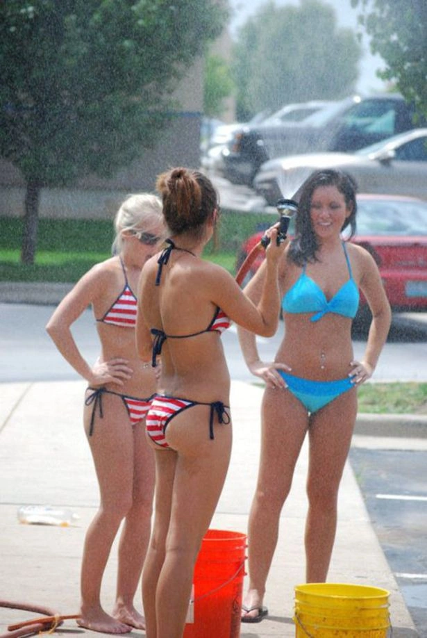 Дівчата в бікіні на автомийці (41 фото) – фото 13