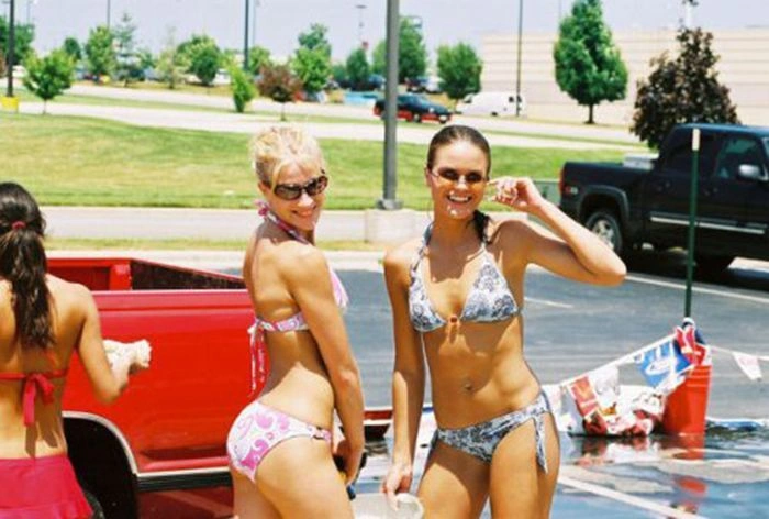 Дівчата в бікіні на автомийці (41 фото) – фото 14