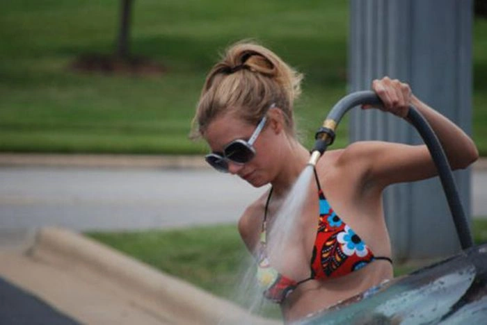 Дівчата в бікіні на автомийці (41 фото) – фото 24