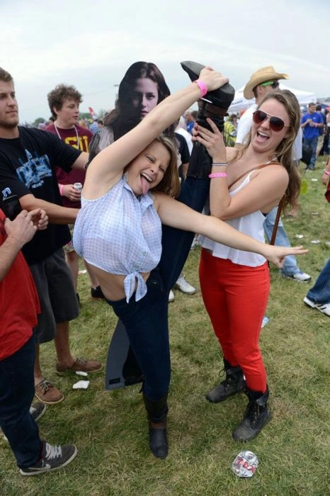 Дівчата розважаються на музичному фестивалі (50 фото) – фото 2