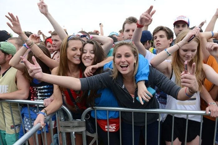 Дівчата розважаються на музичному фестивалі (50 фото) – фото 9