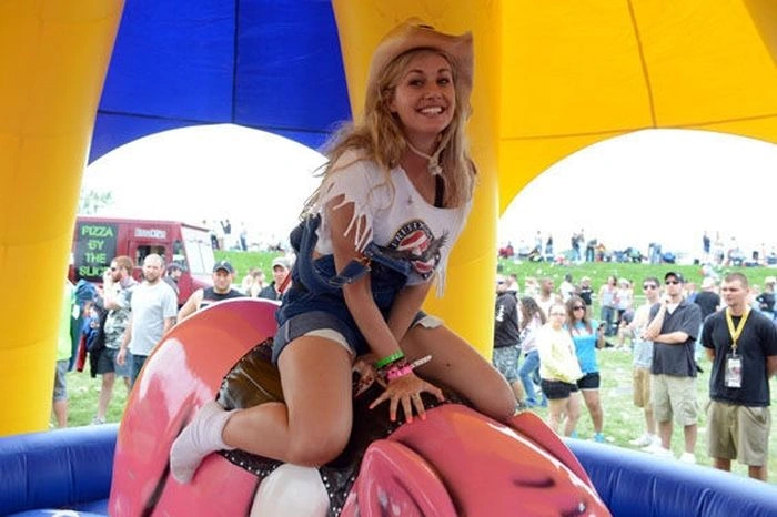 Дівчата розважаються на музичному фестивалі (50 фото) – фото 12