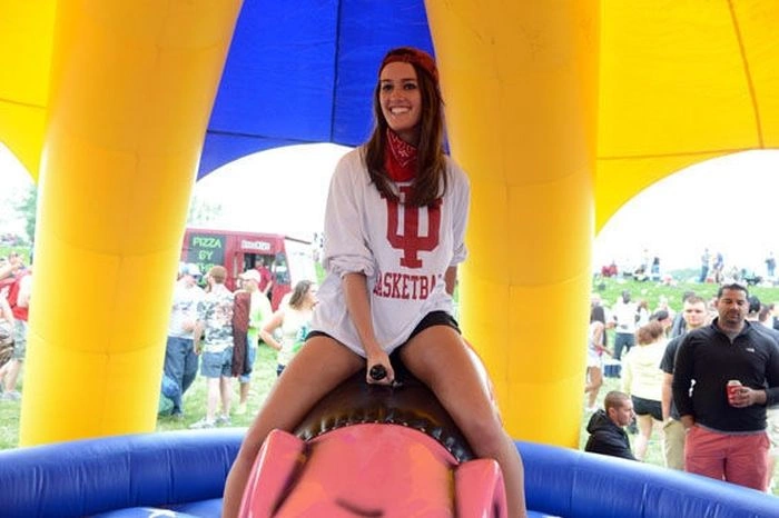 Дівчата розважаються на музичному фестивалі (50 фото) – фото 13