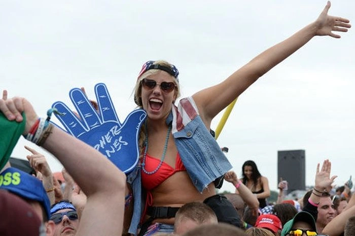 Дівчата розважаються на музичному фестивалі (50 фото) – фото 15