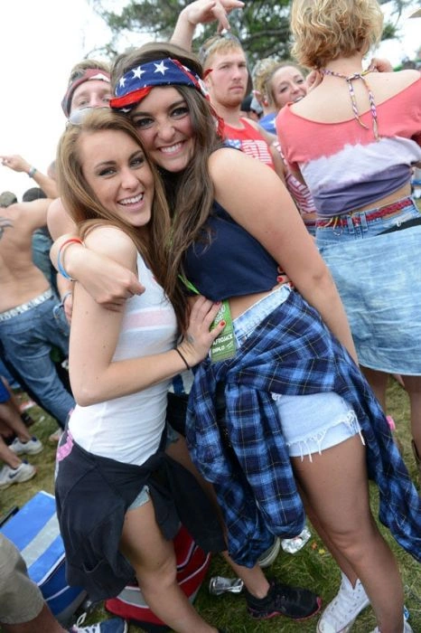 Дівчата розважаються на музичному фестивалі (50 фото) – фото 23