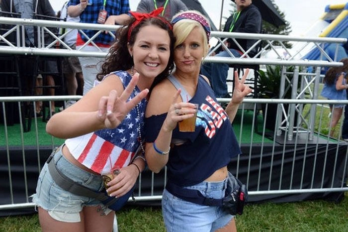 Дівчата розважаються на музичному фестивалі (50 фото) – фото 25