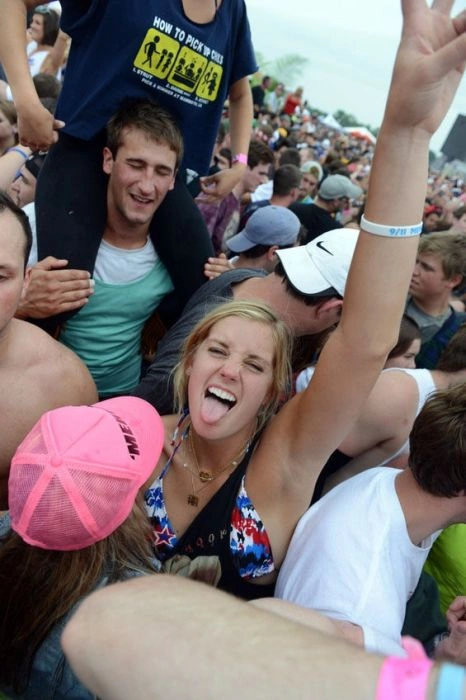 Дівчата розважаються на музичному фестивалі (50 фото) – фото 27