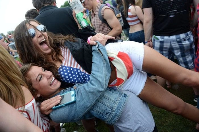 Дівчата розважаються на музичному фестивалі (50 фото) – фото 31