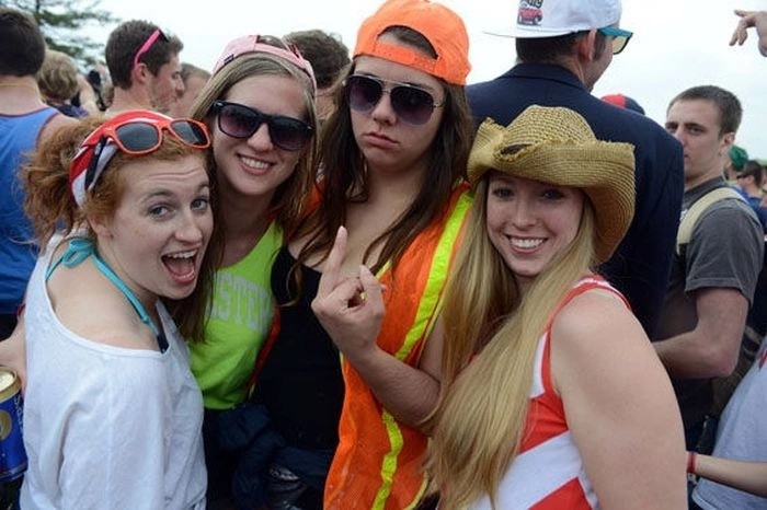Дівчата розважаються на музичному фестивалі (50 фото) – фото 32