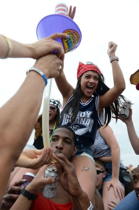 Дівчата розважаються на музичному фестивалі (50 фото) – фото 34