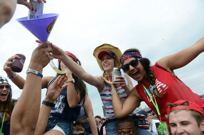 Дівчата розважаються на музичному фестивалі (50 фото) – фото 35