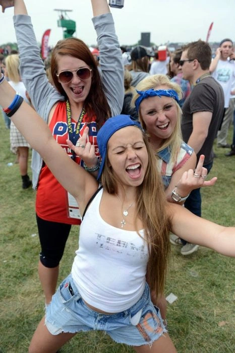 Дівчата розважаються на музичному фестивалі (50 фото) – фото 37