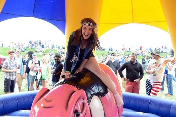 Дівчата розважаються на музичному фестивалі (50 фото) – фото 38